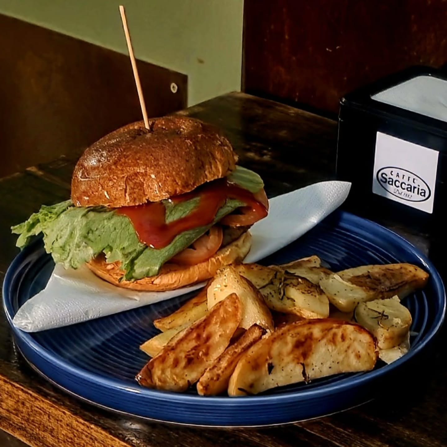 Panino gourmet con patate al forno