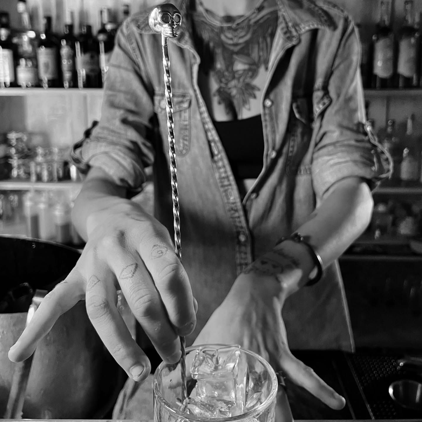 Bartender prepara un cocktail al bancone