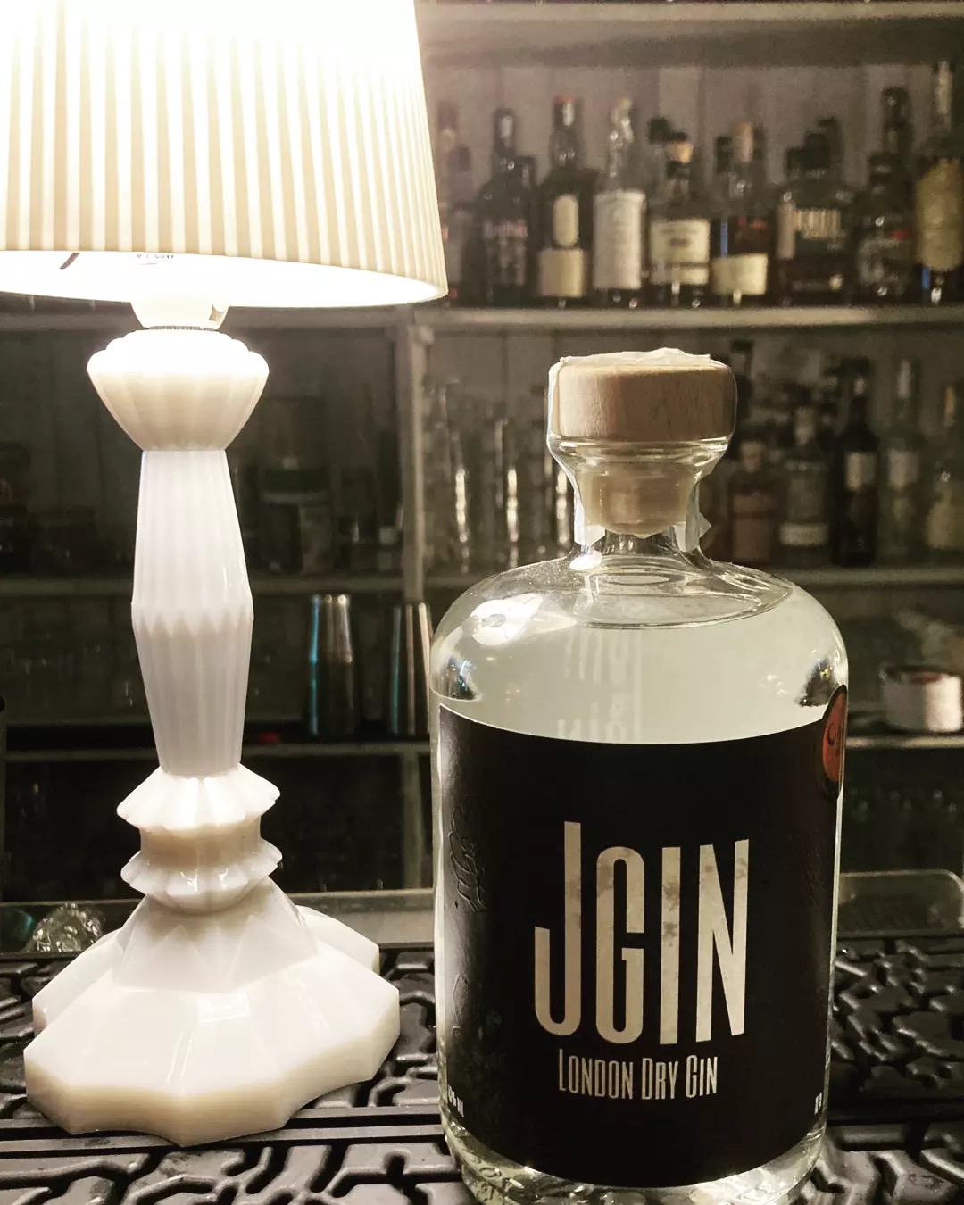 Bottiglia di gin sul bancone illuminato