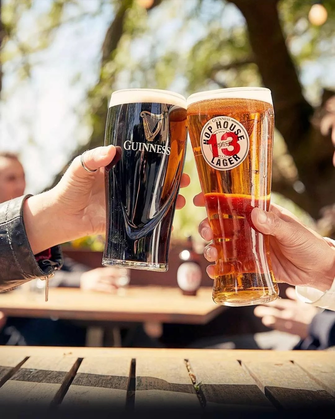Brindisi con due birre alla spina