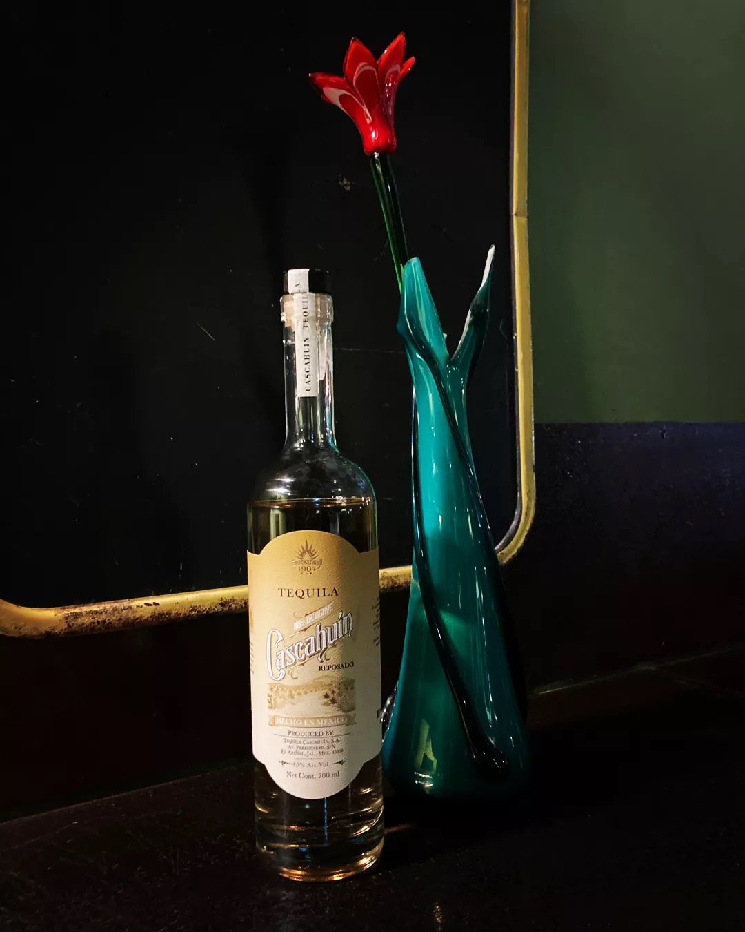 Bottiglia di tequila su tavolo di Macondo