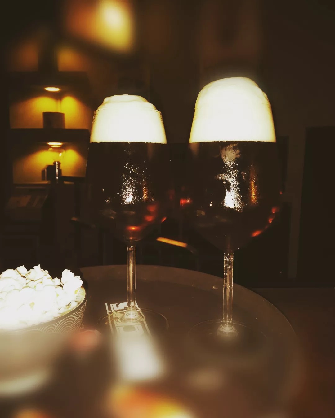 Calici di vino tra le luci calde del locale