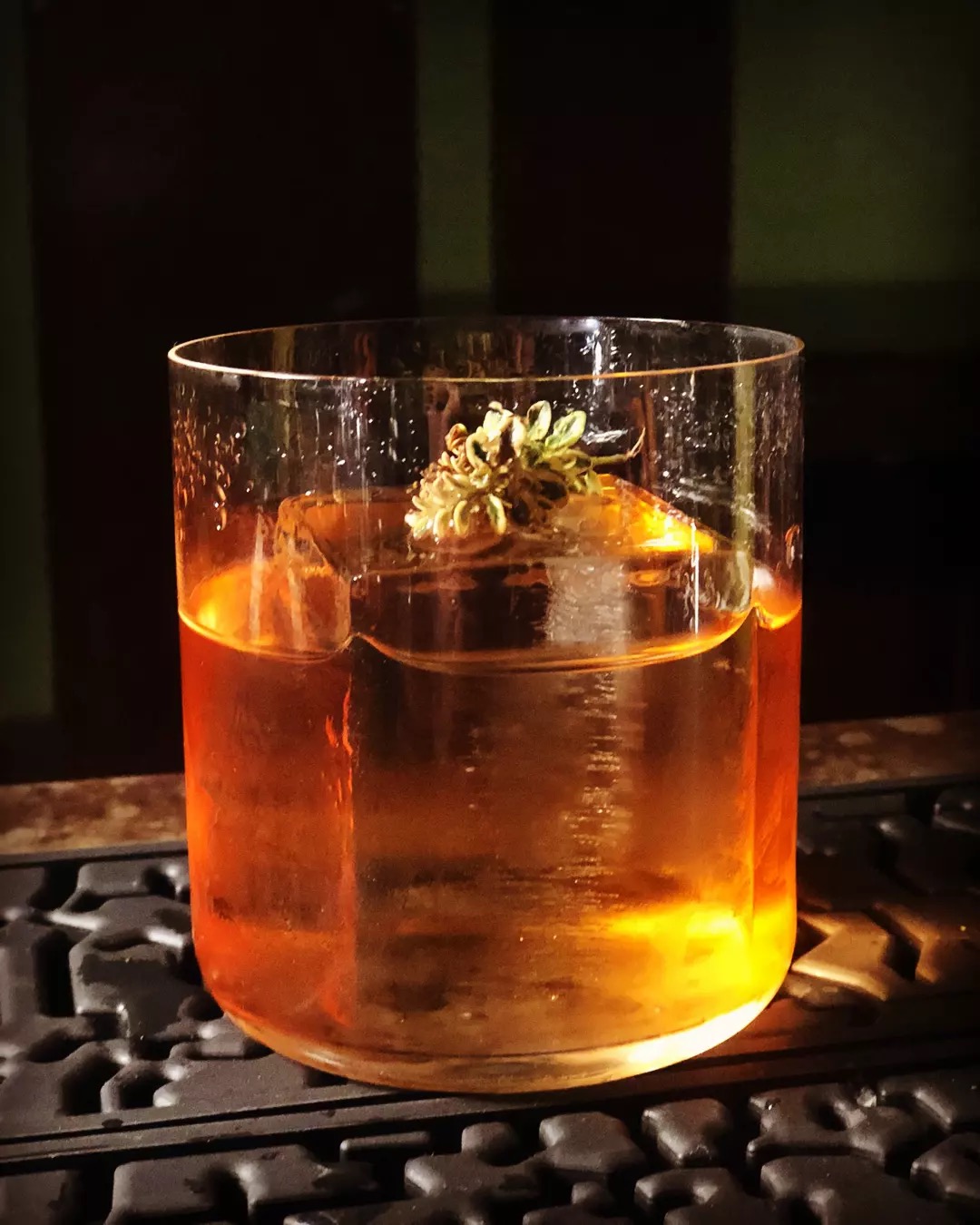 Cocktail Stile Viejo servito al tavolo